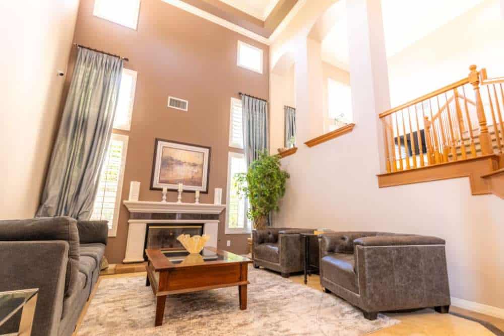 Bright and welcoming lounge area designed for comfort and relaxation during Medical Detox in Orange County.